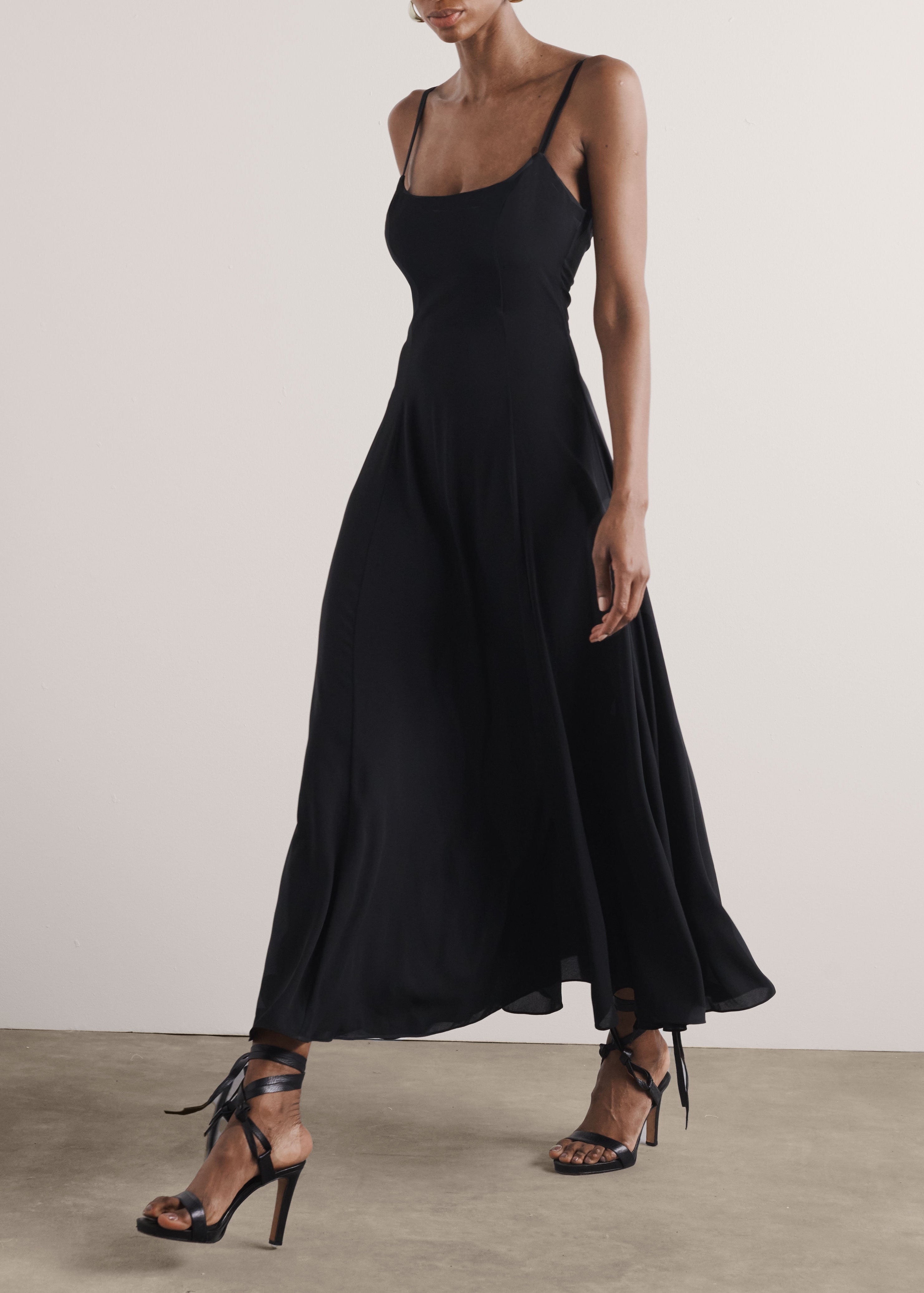 فستان نورا طويل بحزام وظهر مفتوح